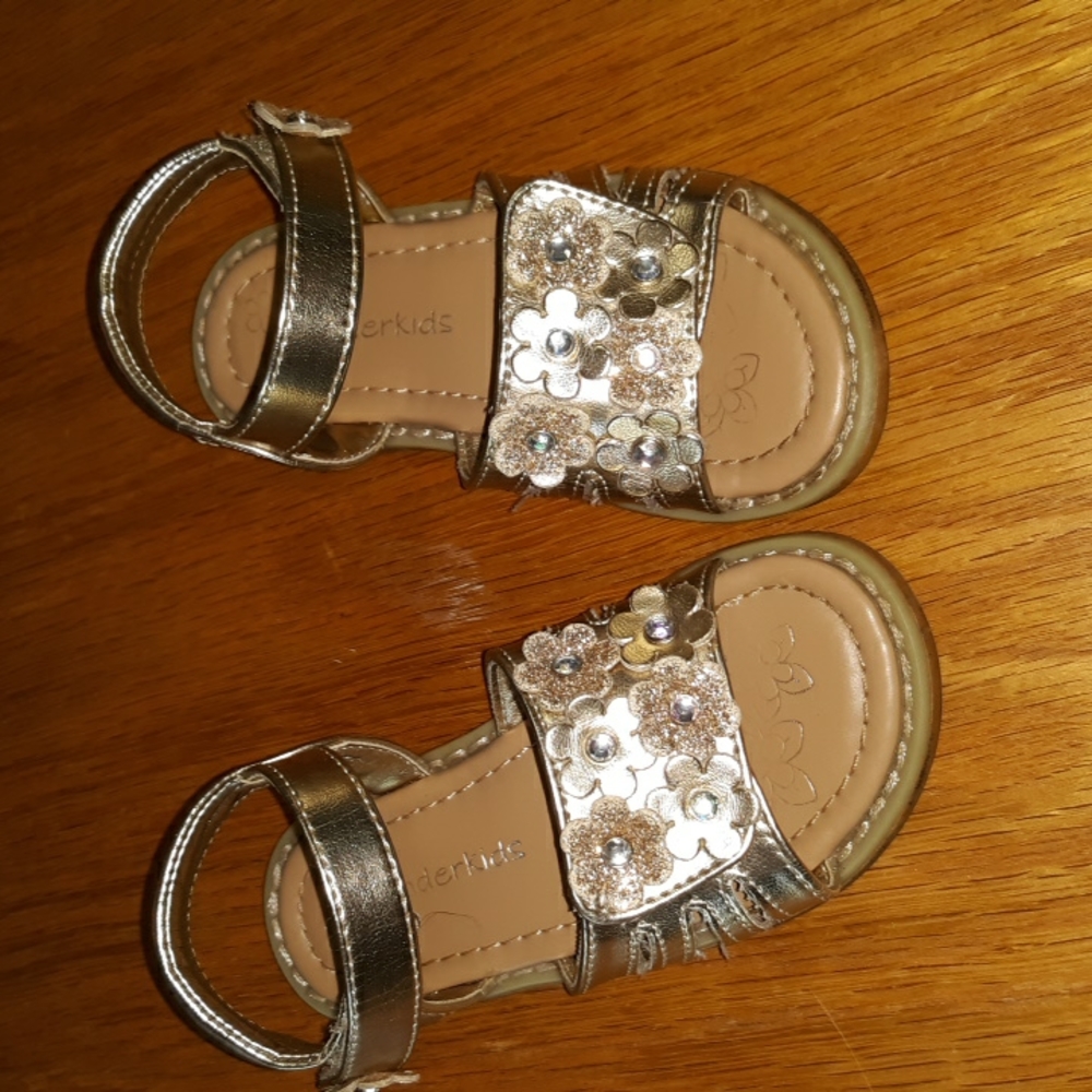 🌞 Wonder Kids Gold Sandals Size 7